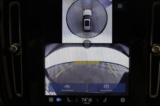 Used 2024 Volvo XC40 B5 Plus image 17