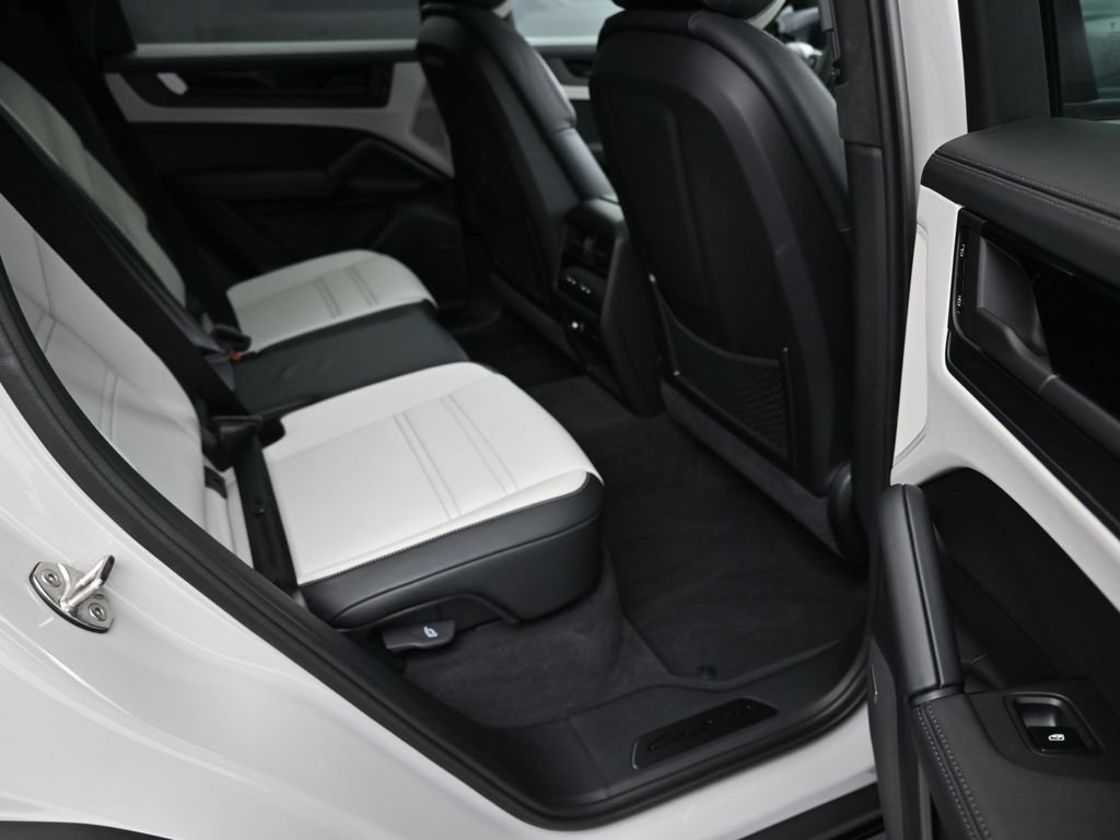 Certified 2026 Porsche Cayenne GTS AWD/4WD image 24