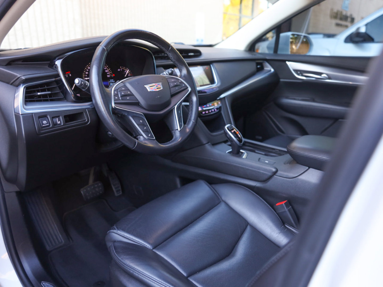 Used 2018 Cadillac XT5 Luxury w/ LPO, Black Ice Package image 3