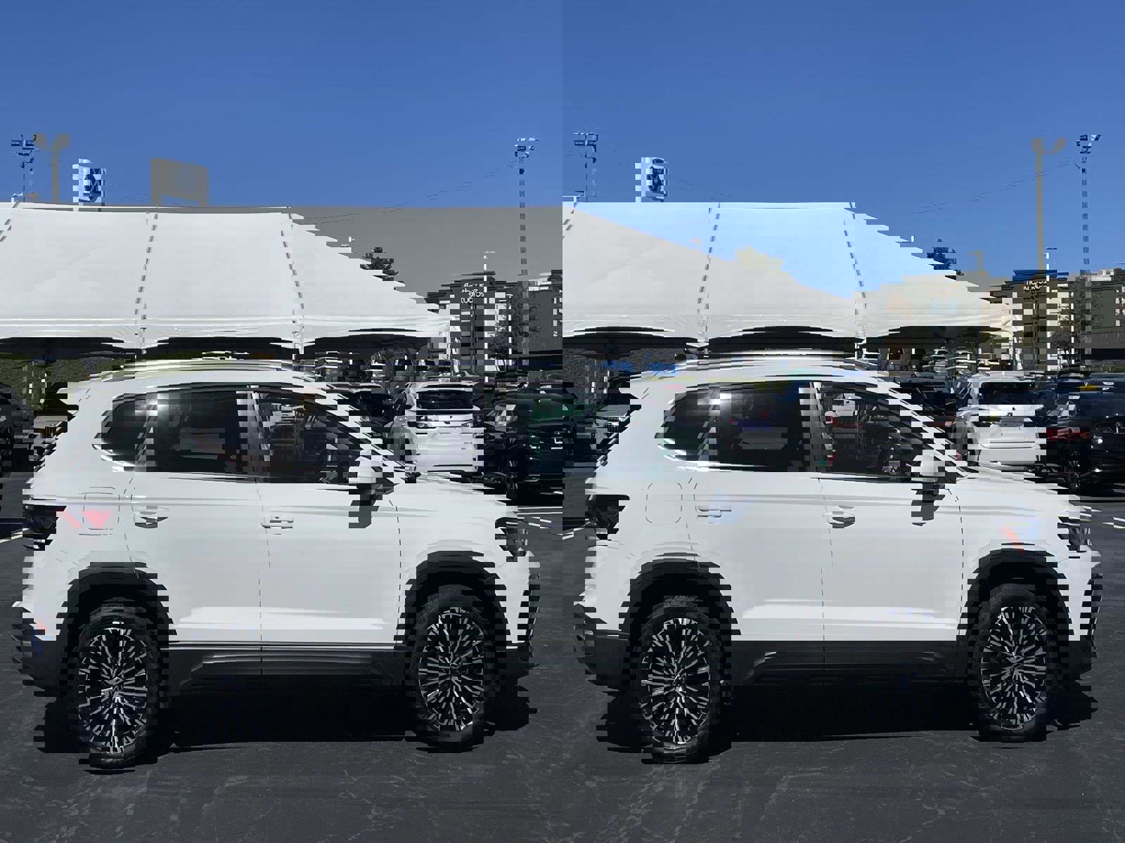 Certified 2025 Volkswagen Taos SE w/ Panoramic Sunroof Package FWD image 8