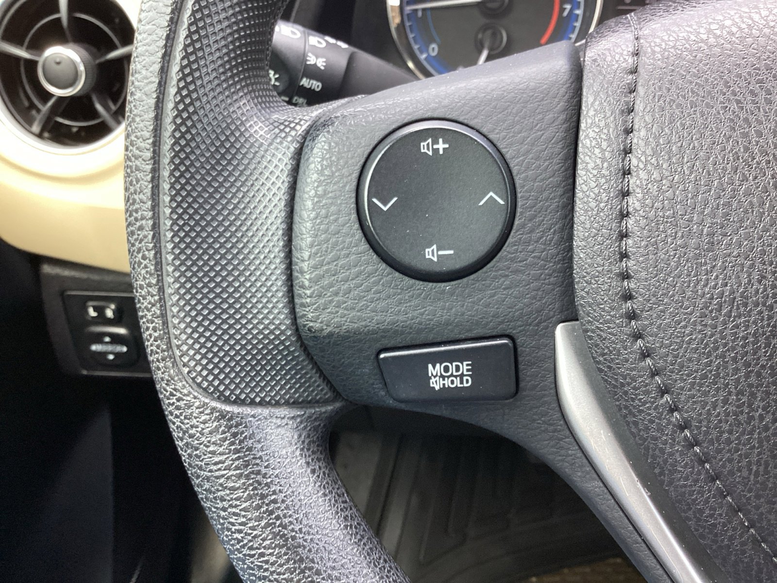 Used 2017 Toyota Corolla LE FWD image 29