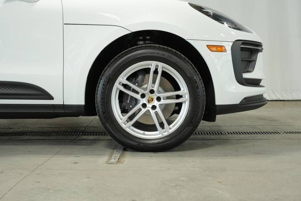 Certified 2025 Porsche Macan AWD/4WD image 40