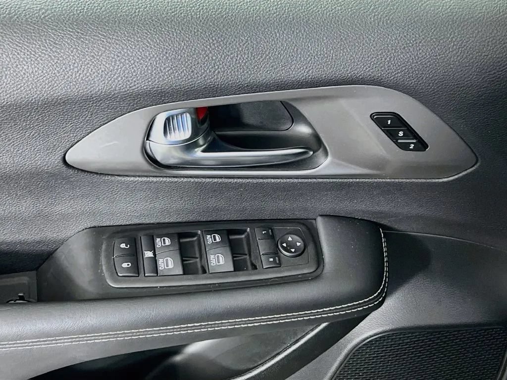 Used 2025 Chrysler Pacifica Select w/ Fav Edition Package FWD image 18