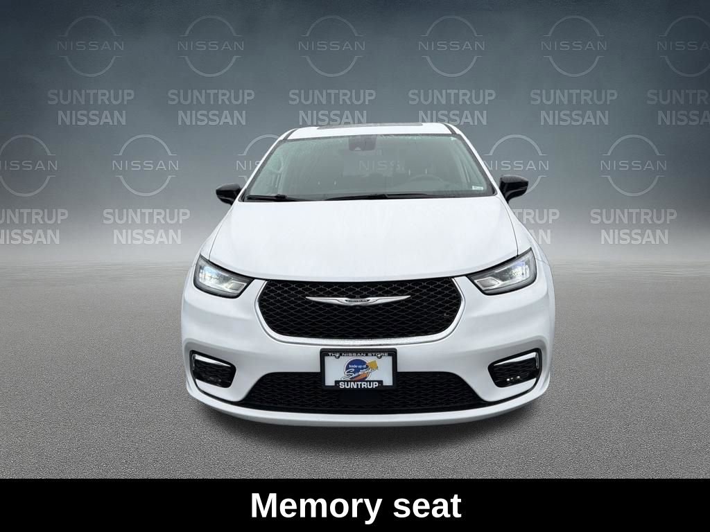 Used 2024 Chrysler Pacifica Limited image 10