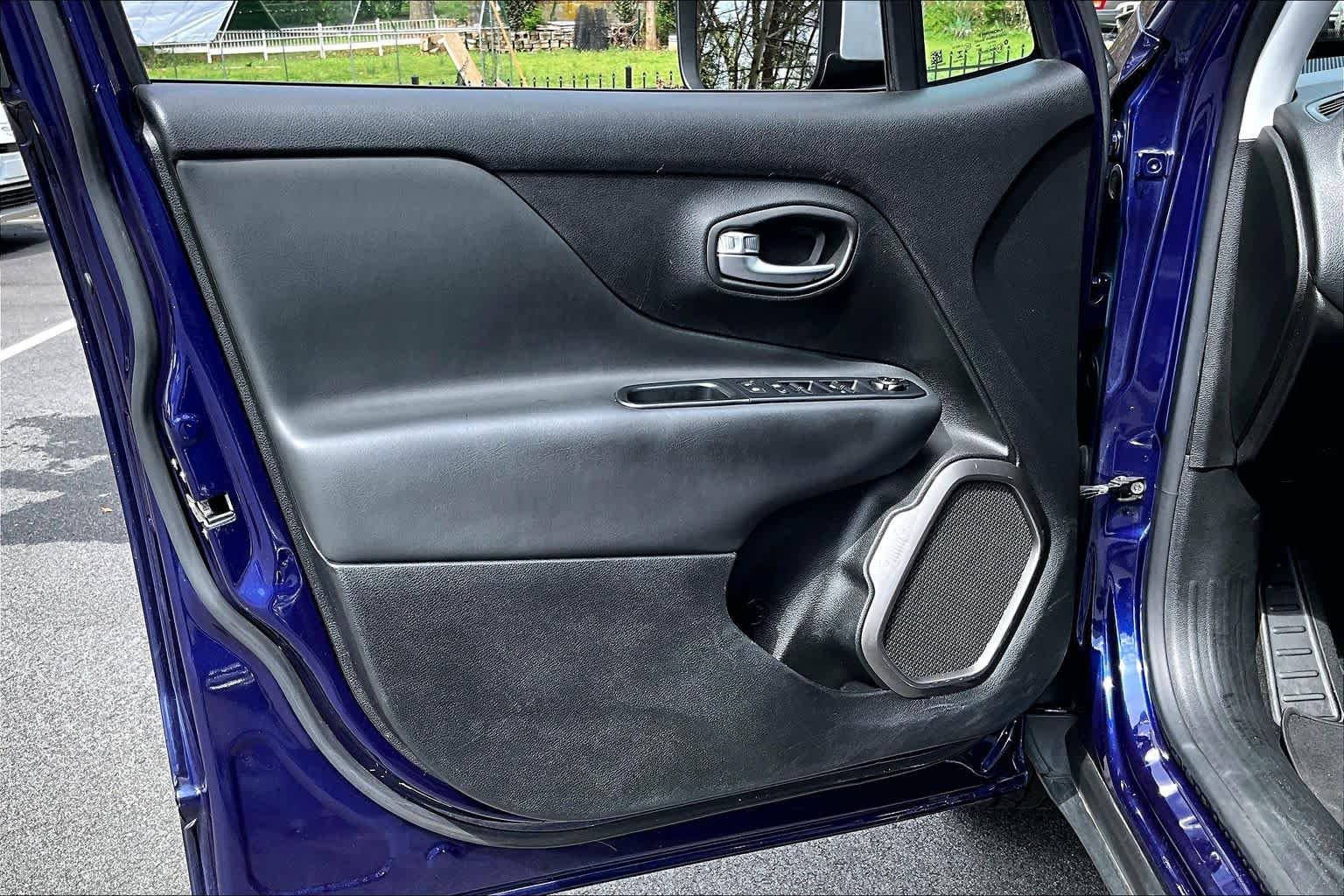 Used 2018 Jeep Renegade Limited w/ Advanced Technology Group FWD image 22