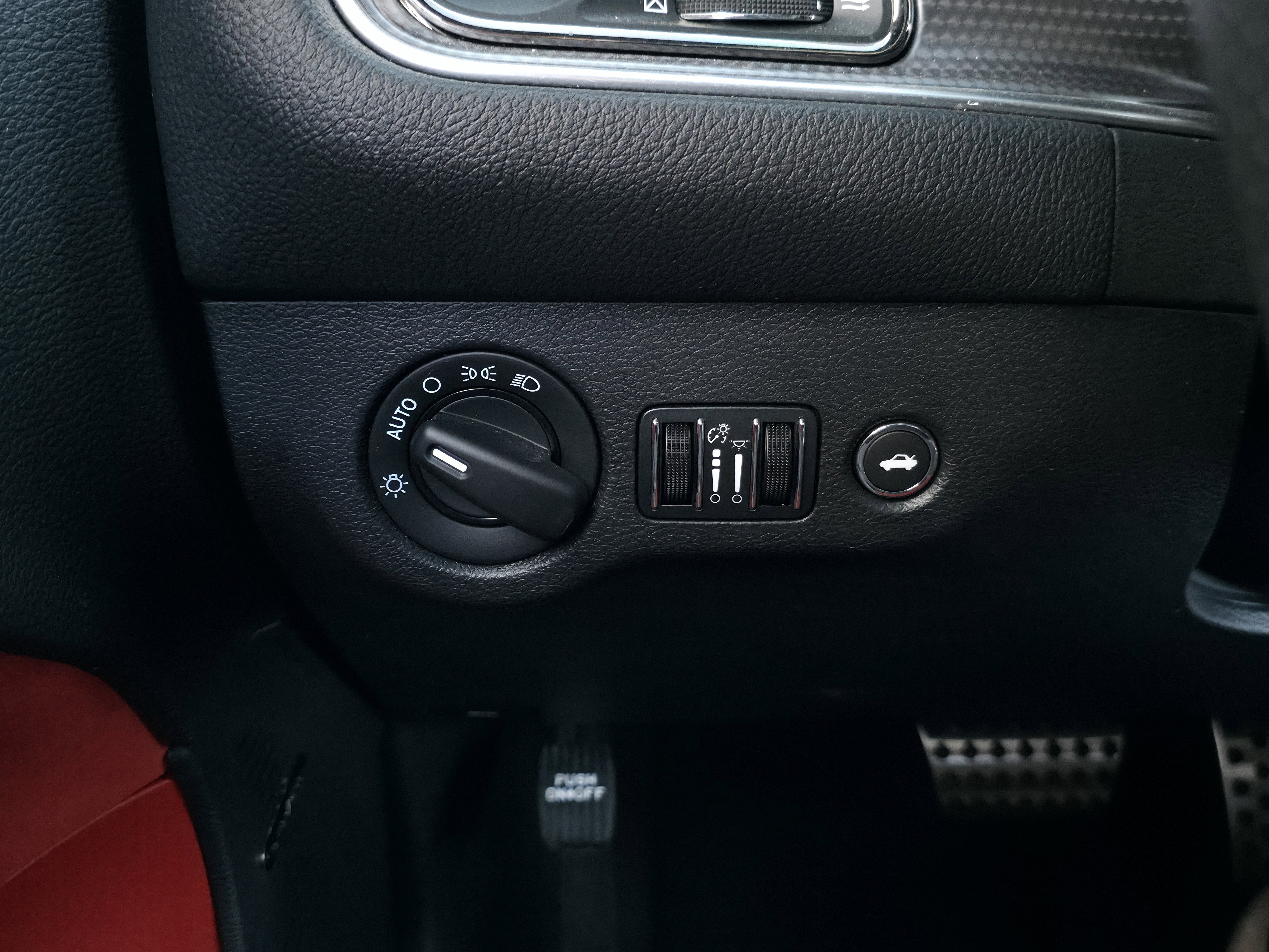 Used 2015 Dodge Challenger SRT Hellcat image 30