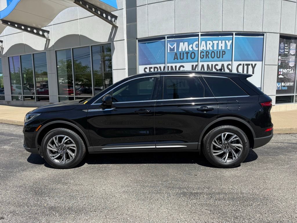 Used 2025 Lincoln Corsair AWD image 2
