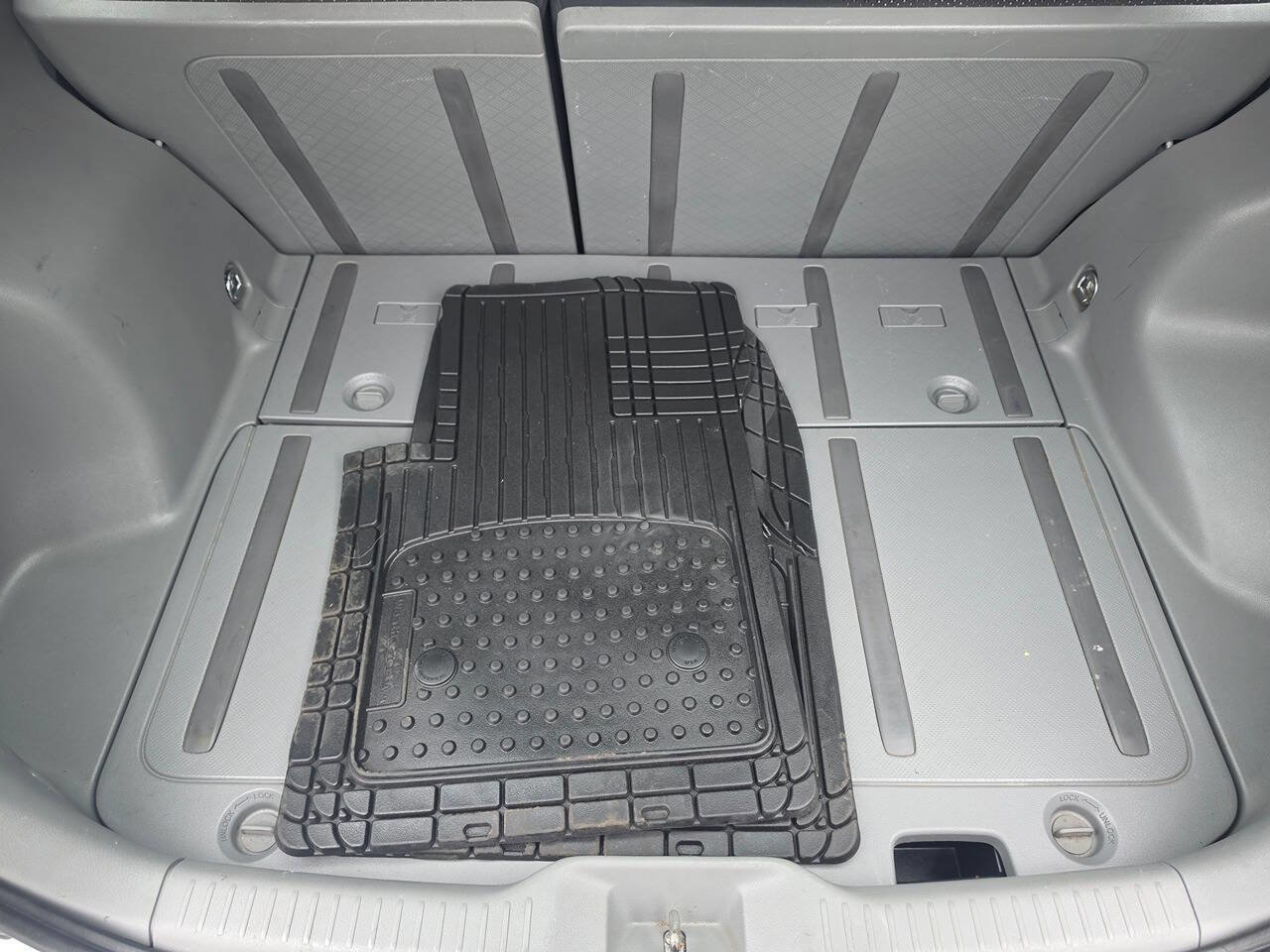 Used 2009 Pontiac Vibe w/ Preferred Package FWD image 23