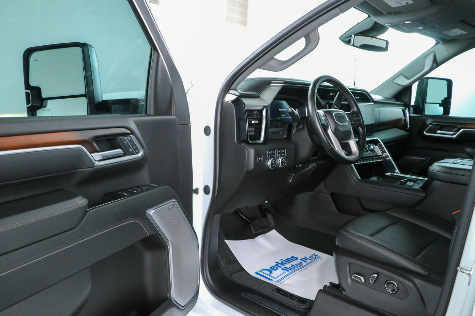 Used 2025 GMC Sierra 3500 Denali AWD/4WD image 3