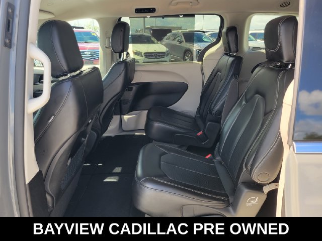 Used 2023 Chrysler Pacifica Touring-L FWD image 12