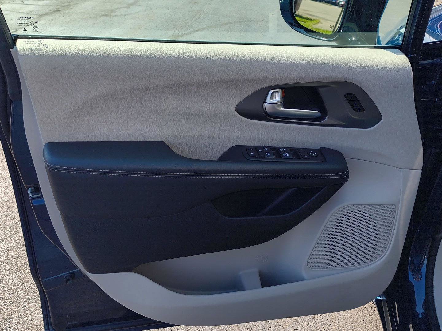 Used 2024 Chrysler Pacifica Touring-L FWD image 4