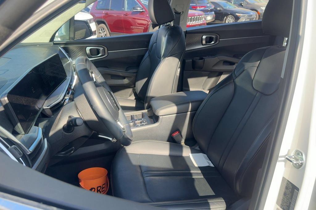 Used 2025 Kia Sorento EX w/ EX Panoramic Sunroof Package FWD image 11