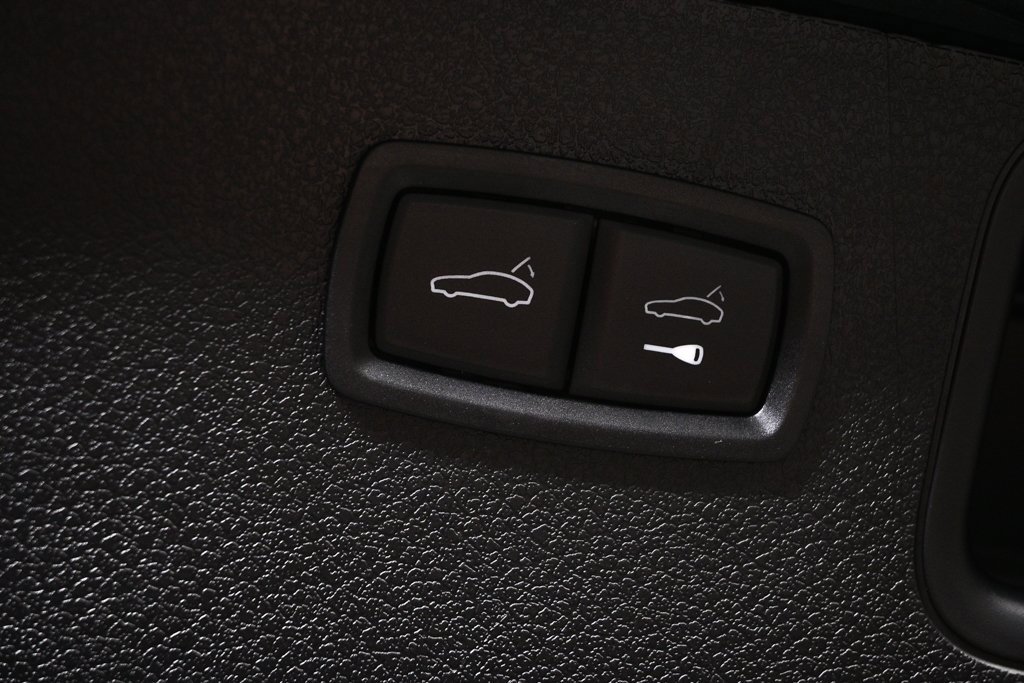 Certified 2025 Porsche Macan image 32