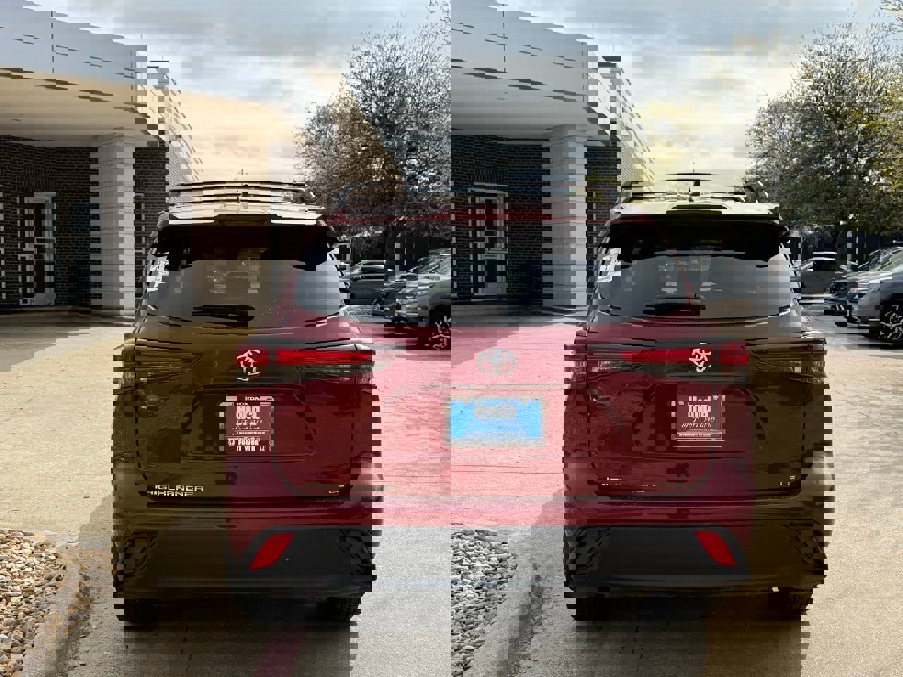 Used 2024 Toyota Highlander LE image 4