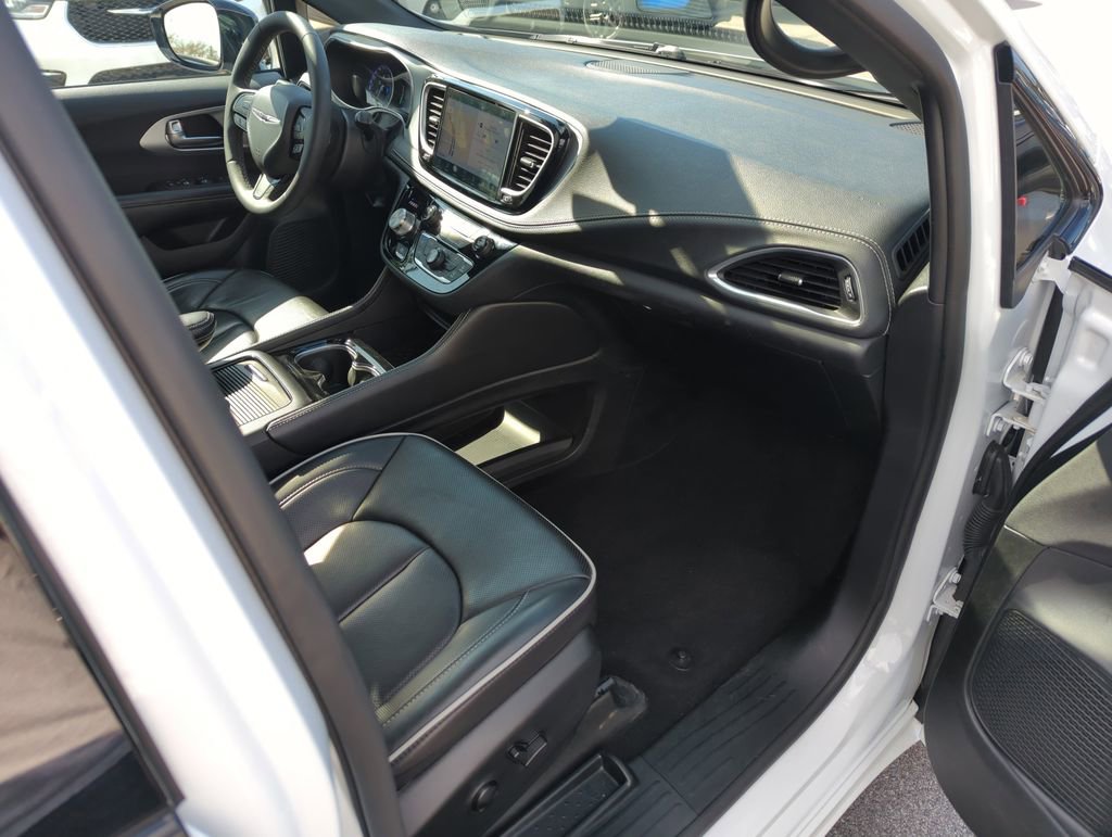 Used 2025 Chrysler Pacifica Limited image 36