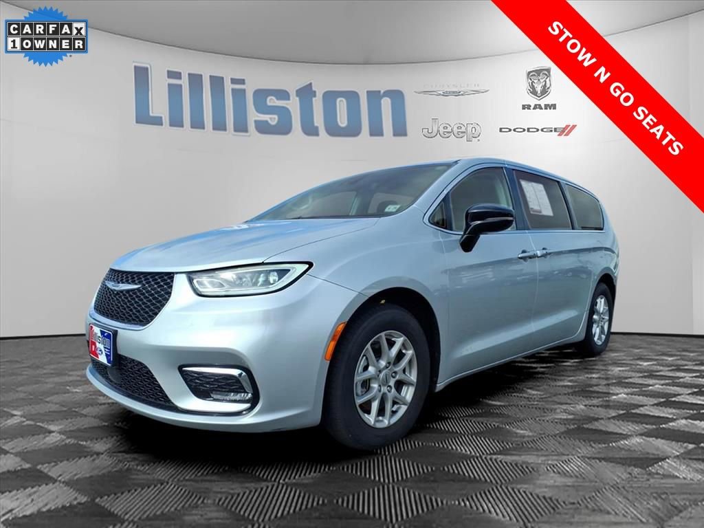 Used 2024 Chrysler Pacifica Touring-L image 3