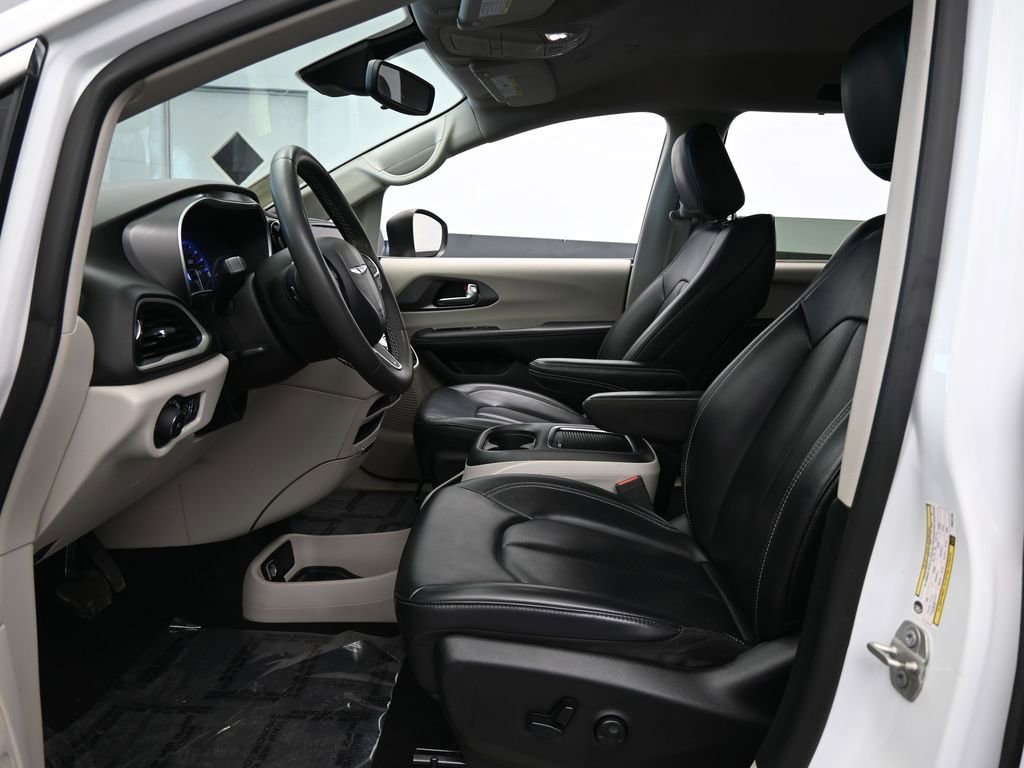 Used 2023 Chrysler Pacifica Touring-L image 11