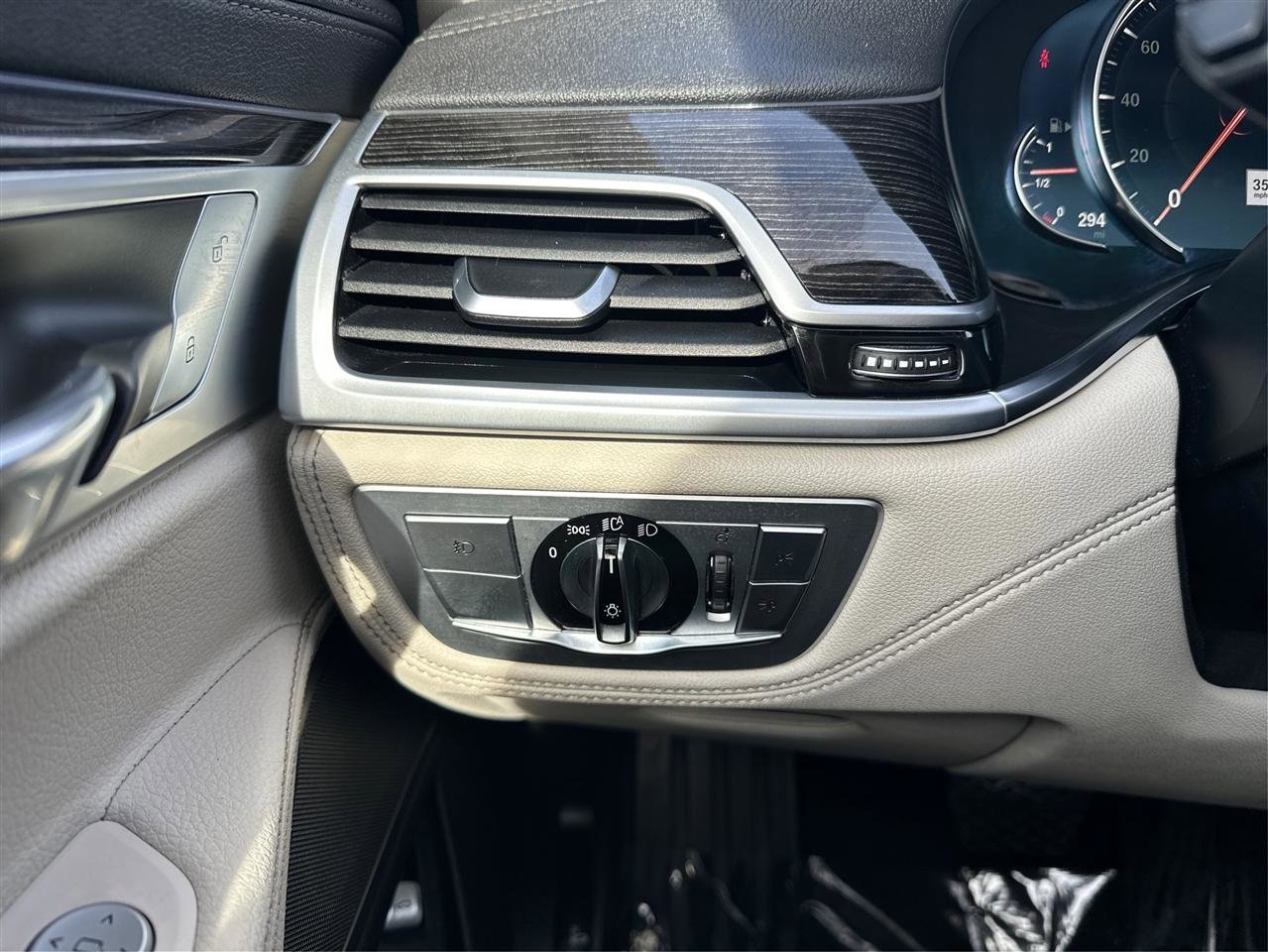 Used 2018 BMW 740i xDrive image 18