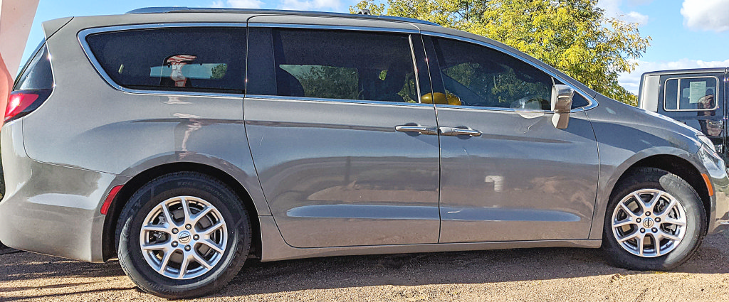 Used 2021 Chrysler Pacifica Touring-L FWD image 2