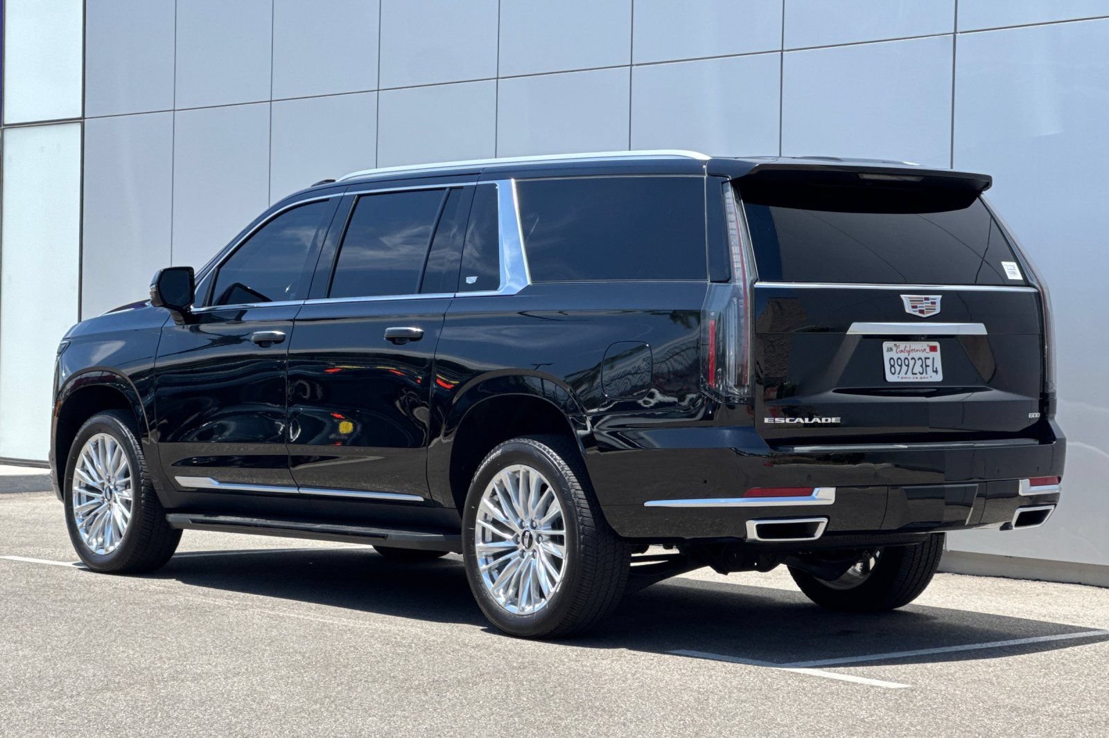 Used 2025 Cadillac Escalade ESV Luxury AWD/4WD image 3