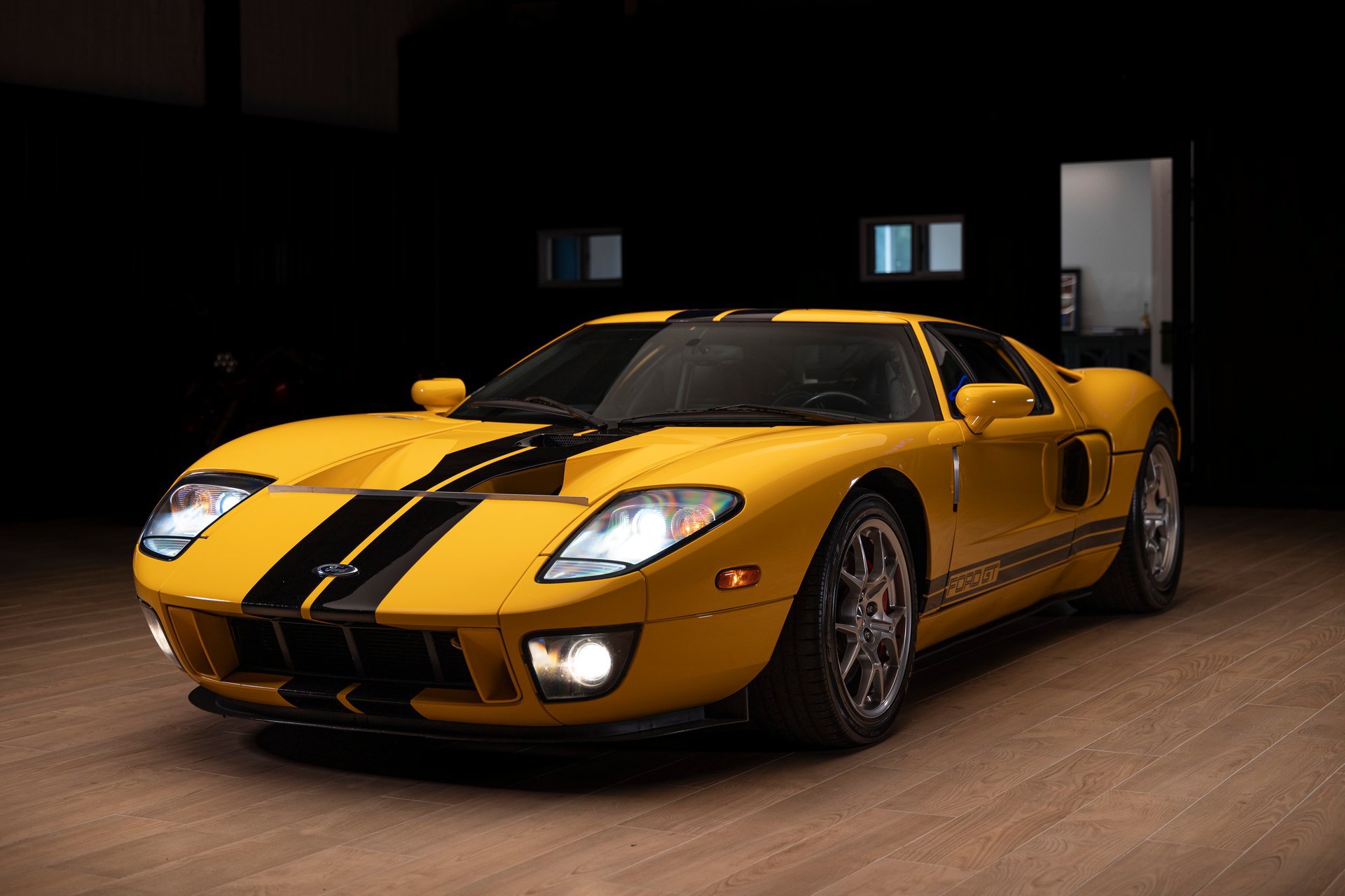 Used 2005 Ford GT RWD image 15