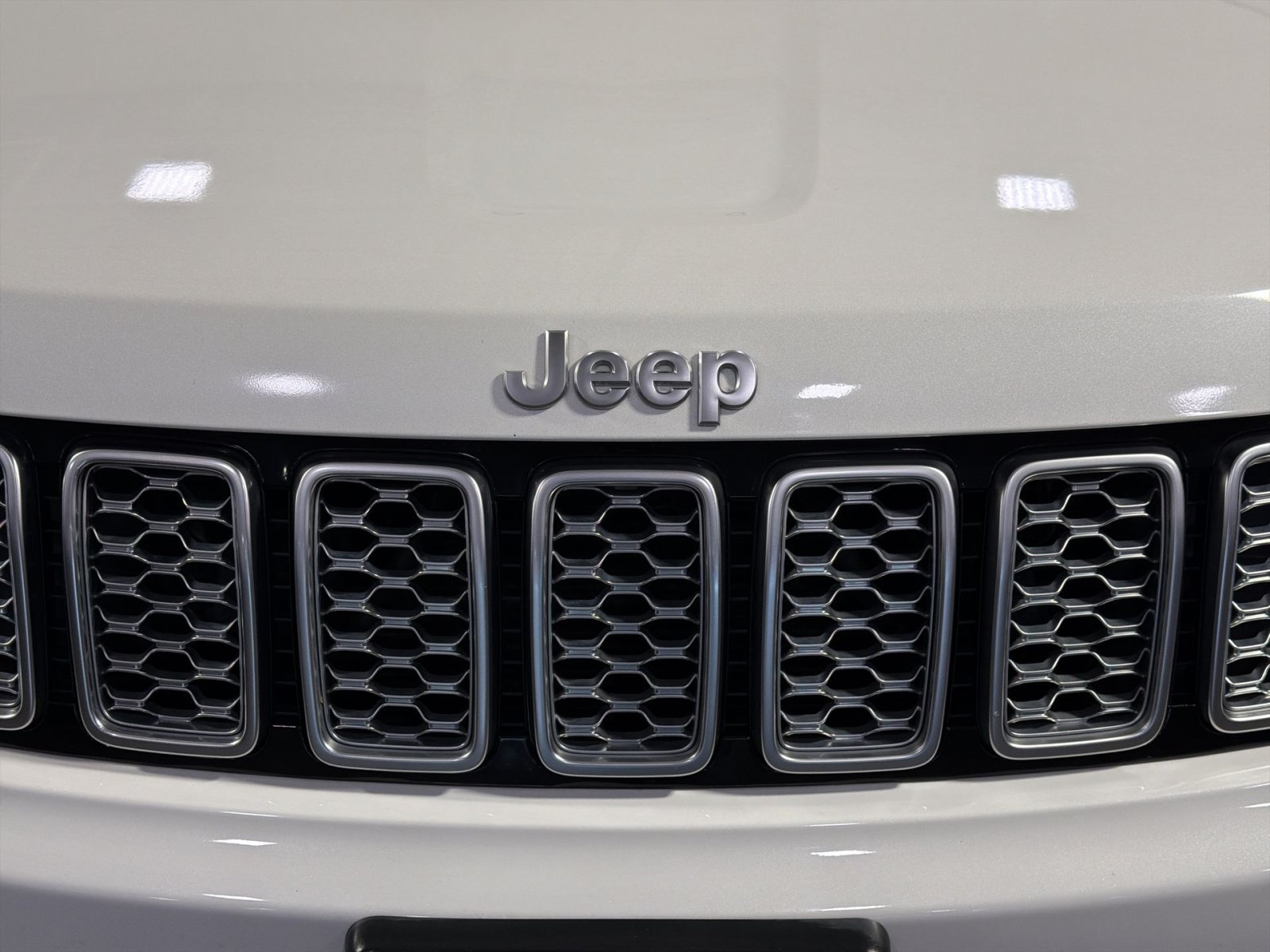 Used 2020 Jeep Grand Cherokee Summit AWD/4WD image 12