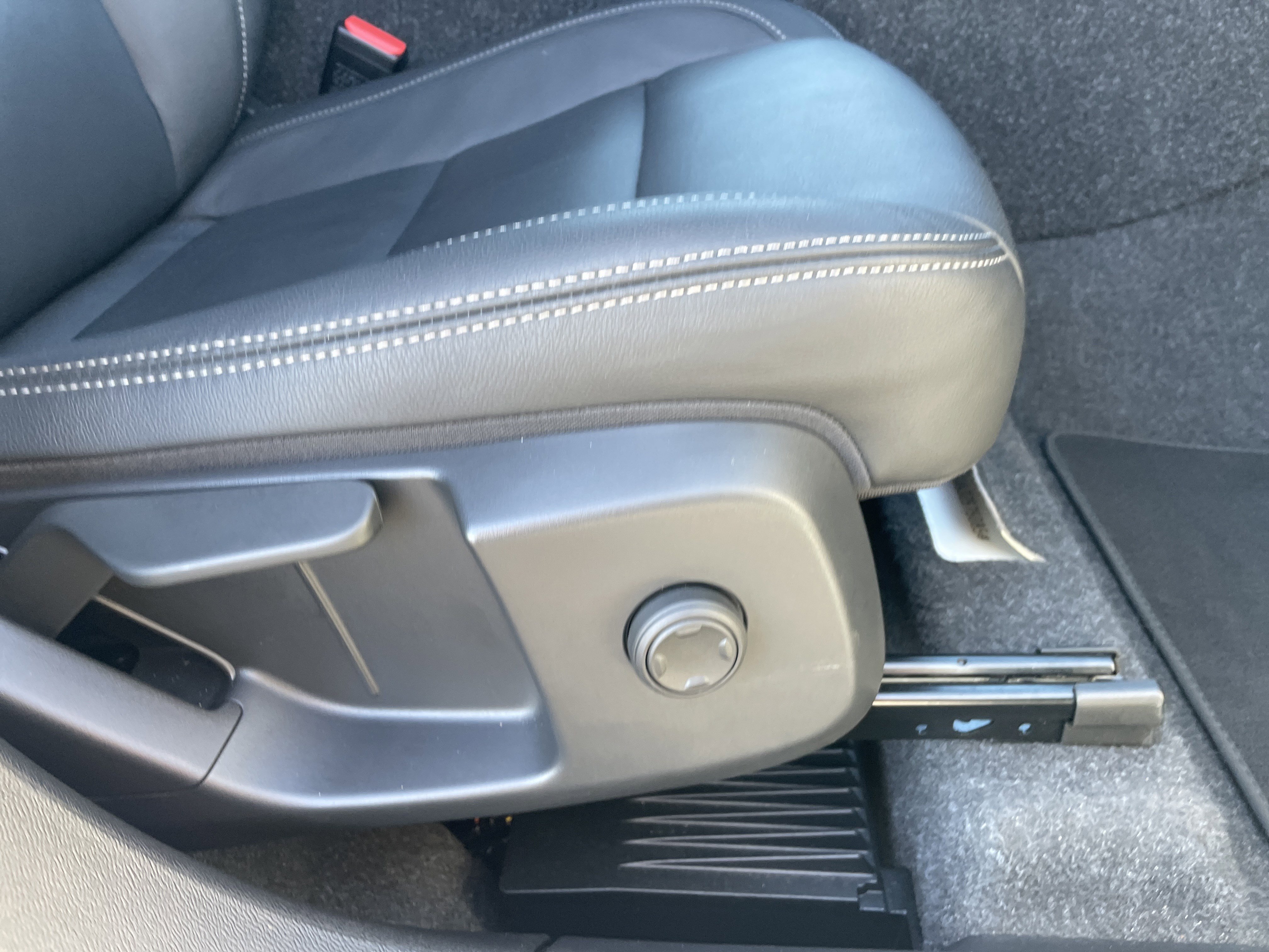 Used 2025 Volvo XC40 B5 Core image 14