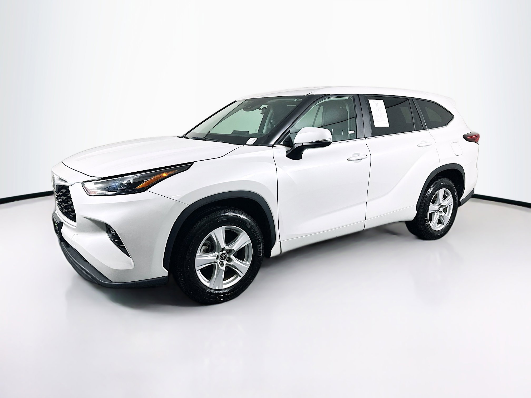 Used 2024 Toyota Highlander LE image 3