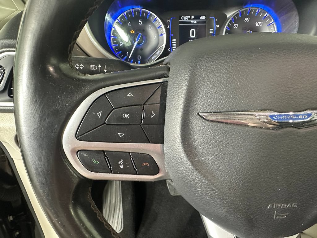 Used 2018 Chrysler Pacifica Touring-L FWD image 11