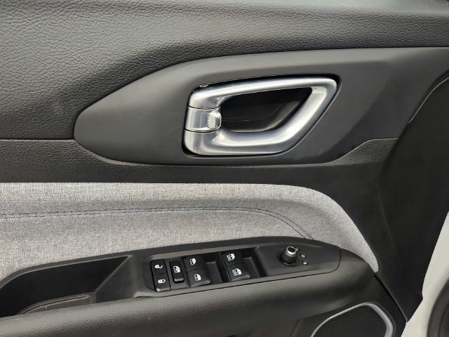 Used 2025 Jeep Compass Latitude AWD/4WD image 15