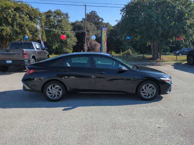 Used 2024 Hyundai Elantra SEL FWD image 2