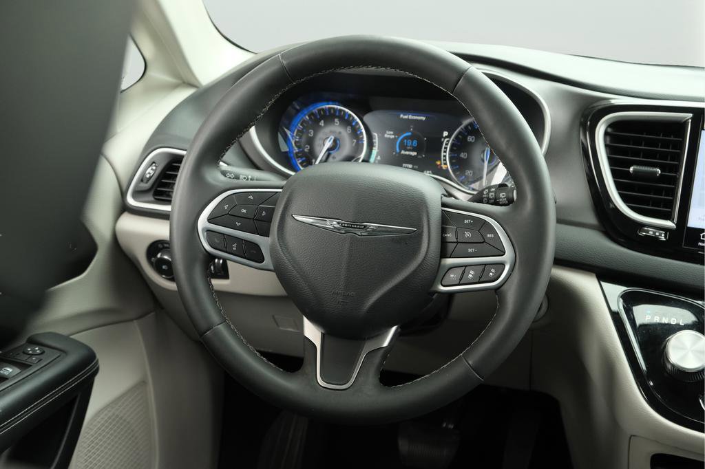 Used 2023 Chrysler Pacifica Touring-L FWD image 19