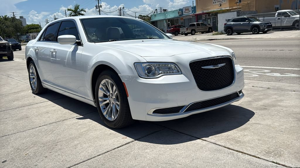 Used 2018 Chrysler 300 Touring L RWD image 16