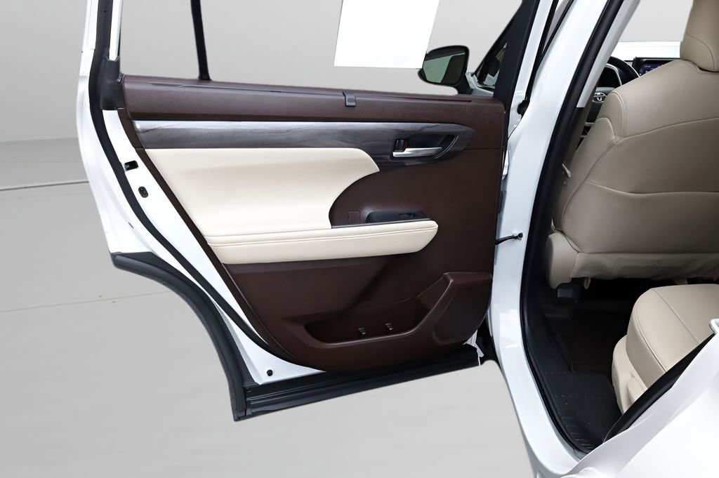 Used 2022 Toyota Highlander Limited image 16