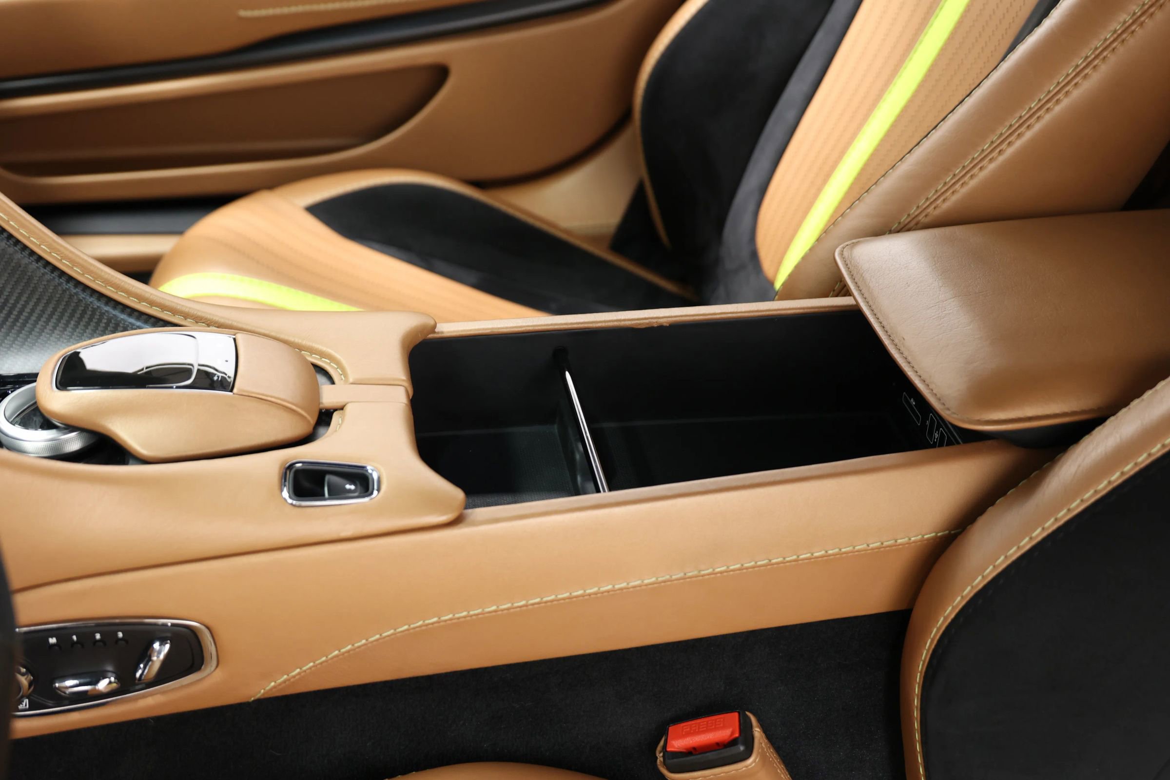 Used 2020 Aston Martin DB11 AMR image 42