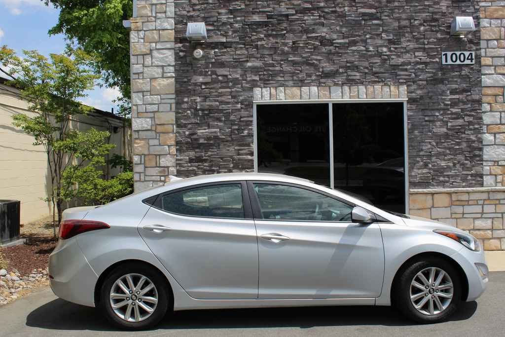 Used 2015 Hyundai Elantra SE w/ Option Group 02 FWD image 4