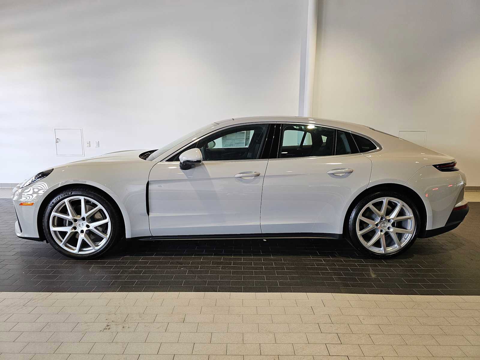 New 2025 Porsche Panamera 4 image 2