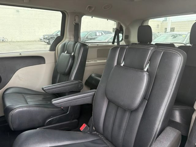 Used 2014 Chrysler Town & Country Touring w/ Driver Convenience Group FWD image 21
