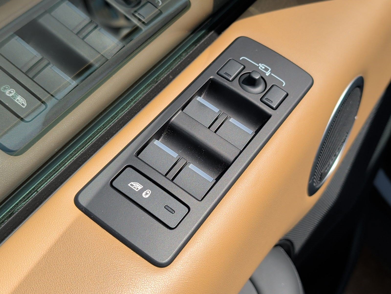 Used 2025 Land Rover Discovery Metropolitan Edition AWD/4WD image 9
