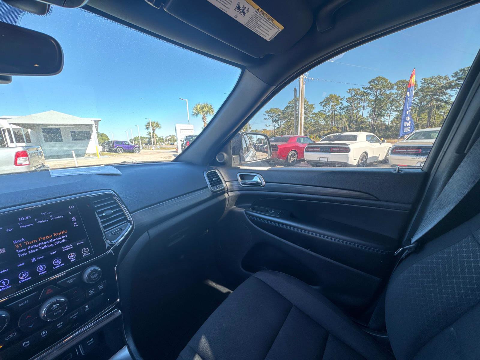 Used 2019 Jeep Grand Cherokee Laredo image 25