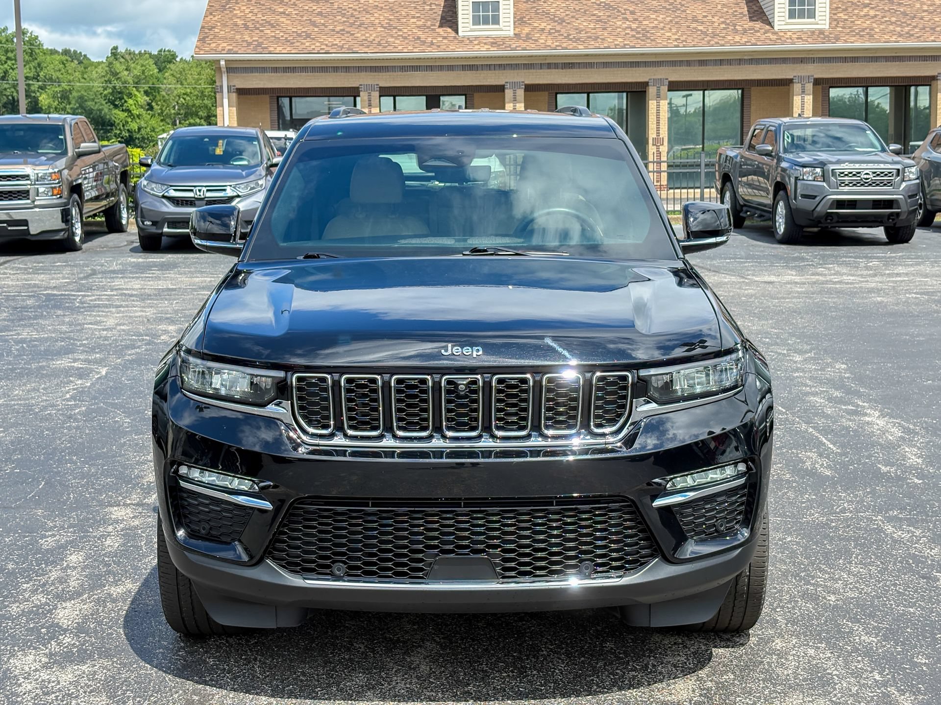 Used 2023 Jeep Grand Cherokee Limited w/ Luxury Tech Group II AWD/4WD image 4