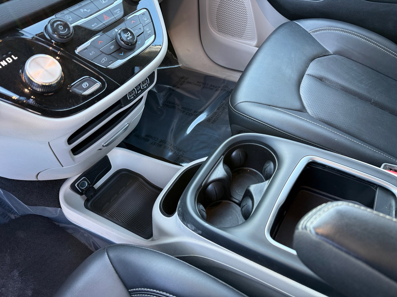 Used 2024 Chrysler Pacifica Touring-L image 13