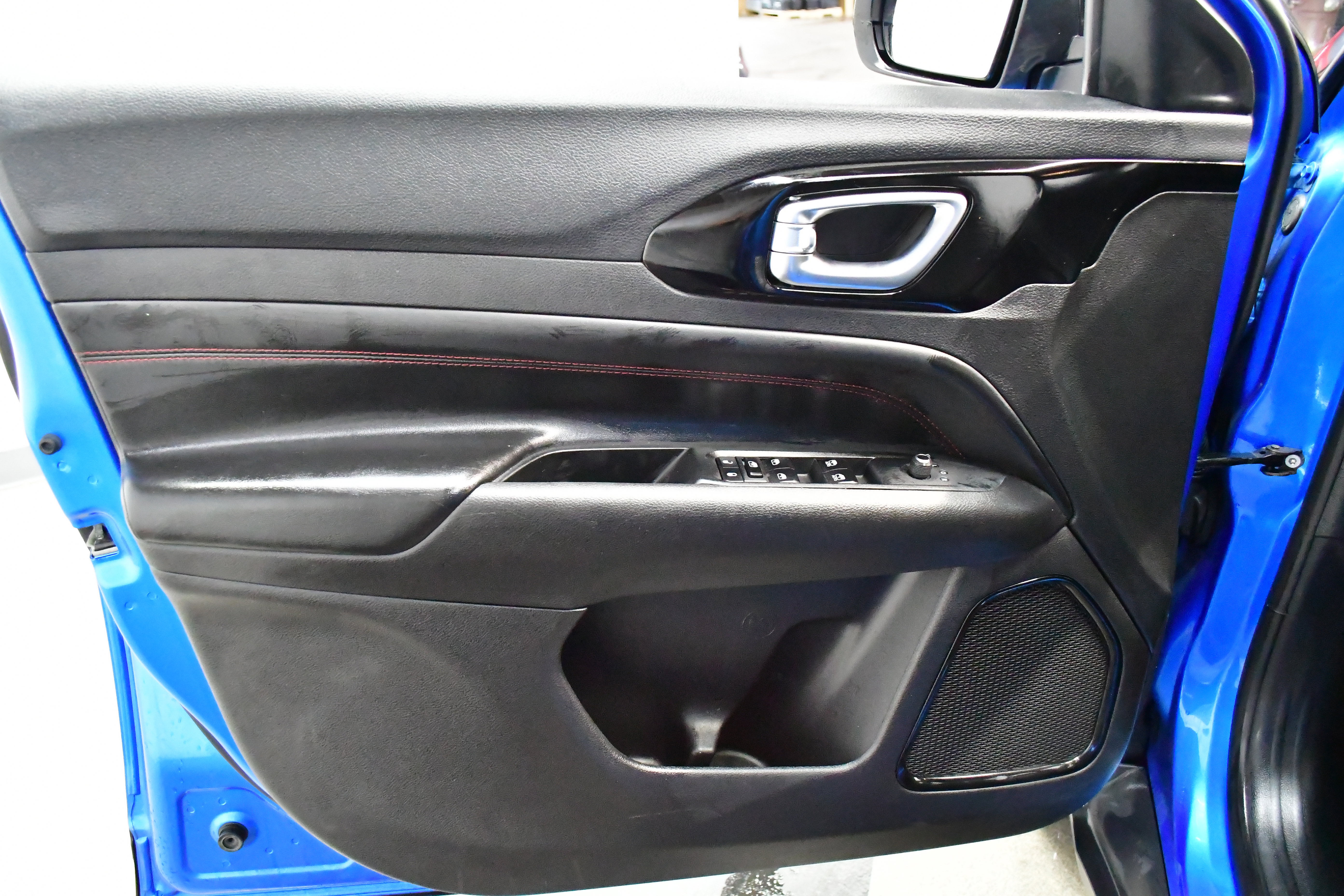 Used 2025 Jeep Compass Trailhawk image 17