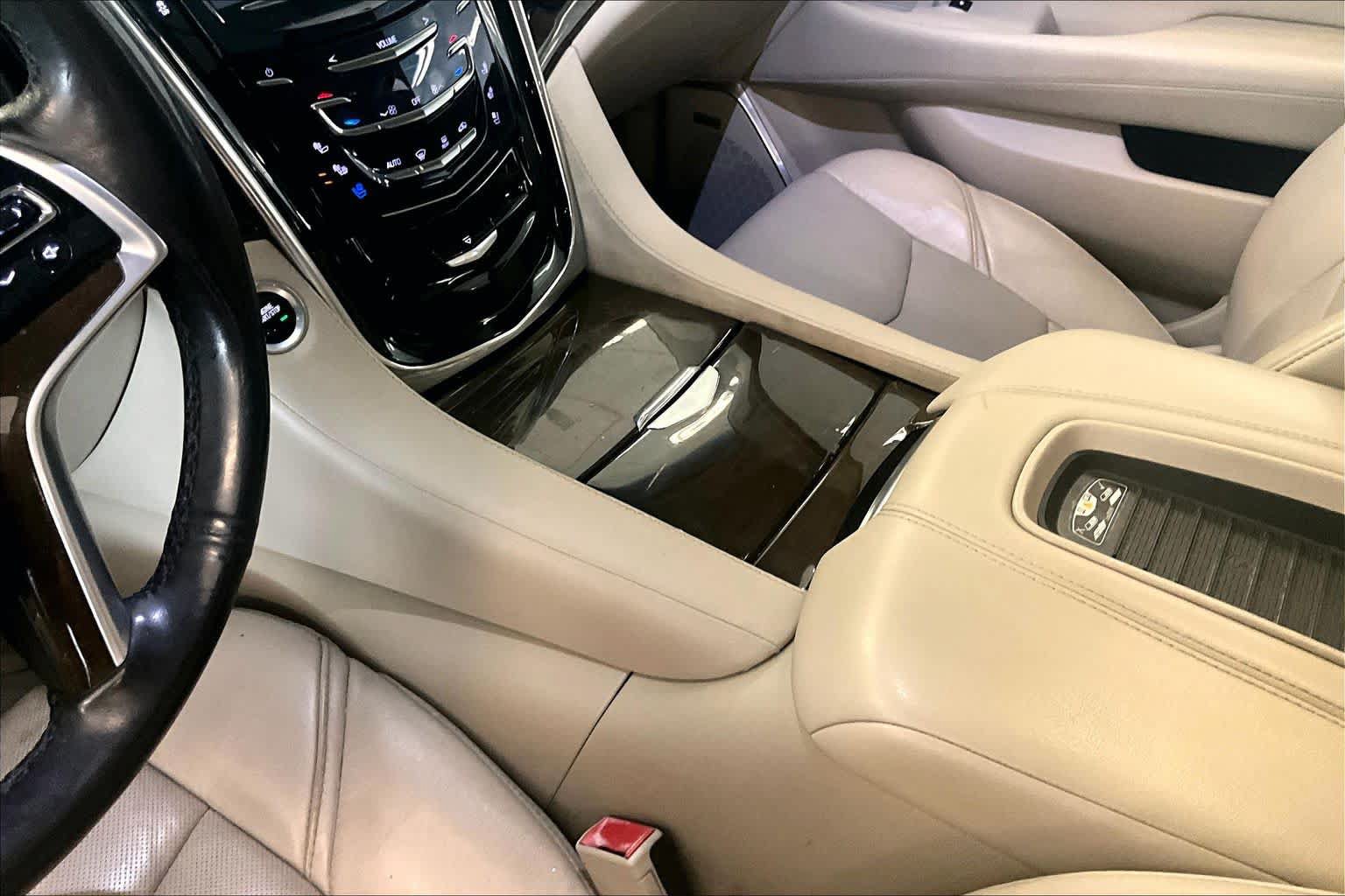 Used 2019 Cadillac Escalade Luxury AWD/4WD image 14