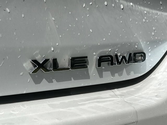 Used 2022 Toyota Highlander XLE AWD/4WD image 13