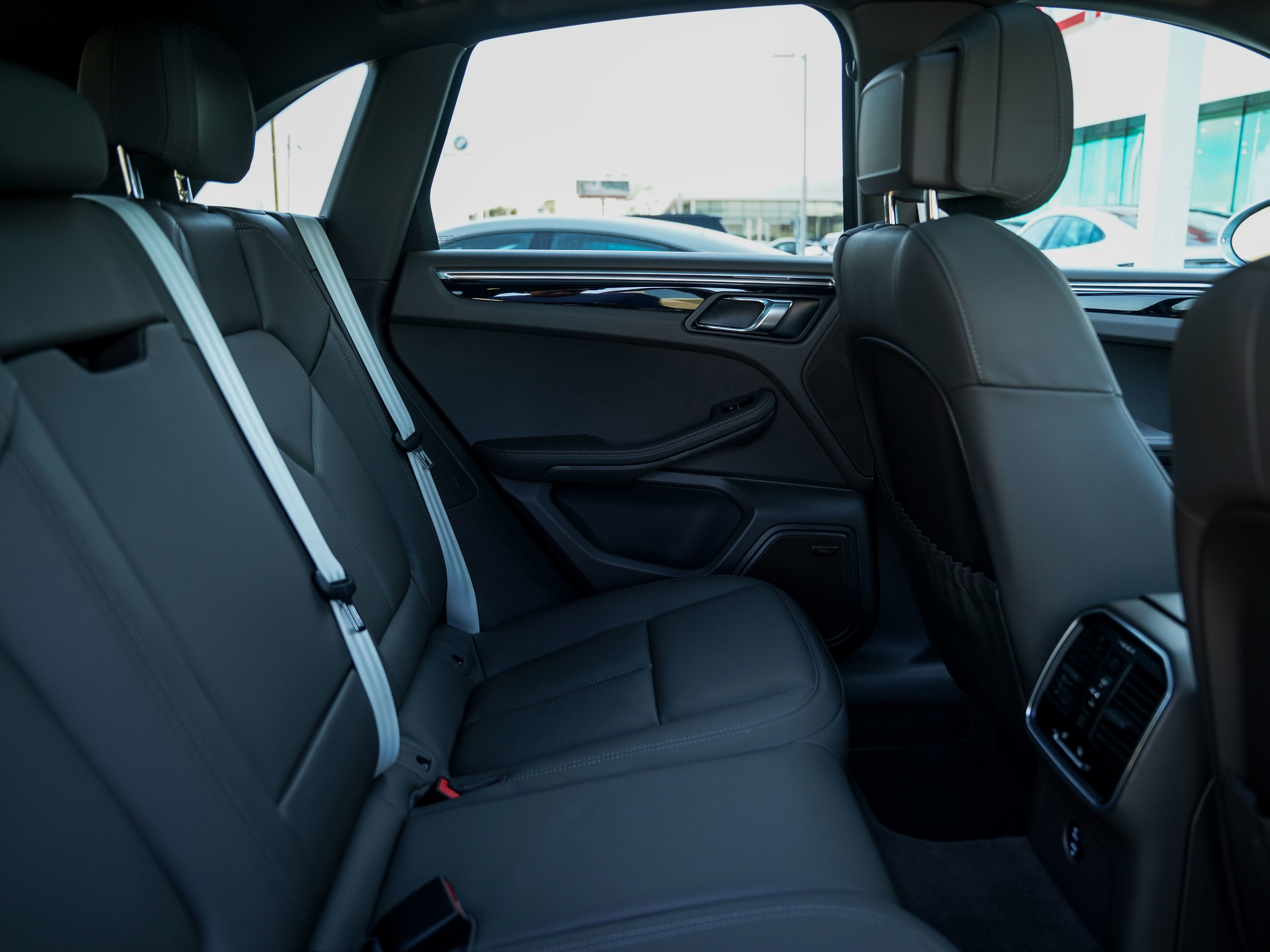 Certified 2025 Porsche Macan image 31