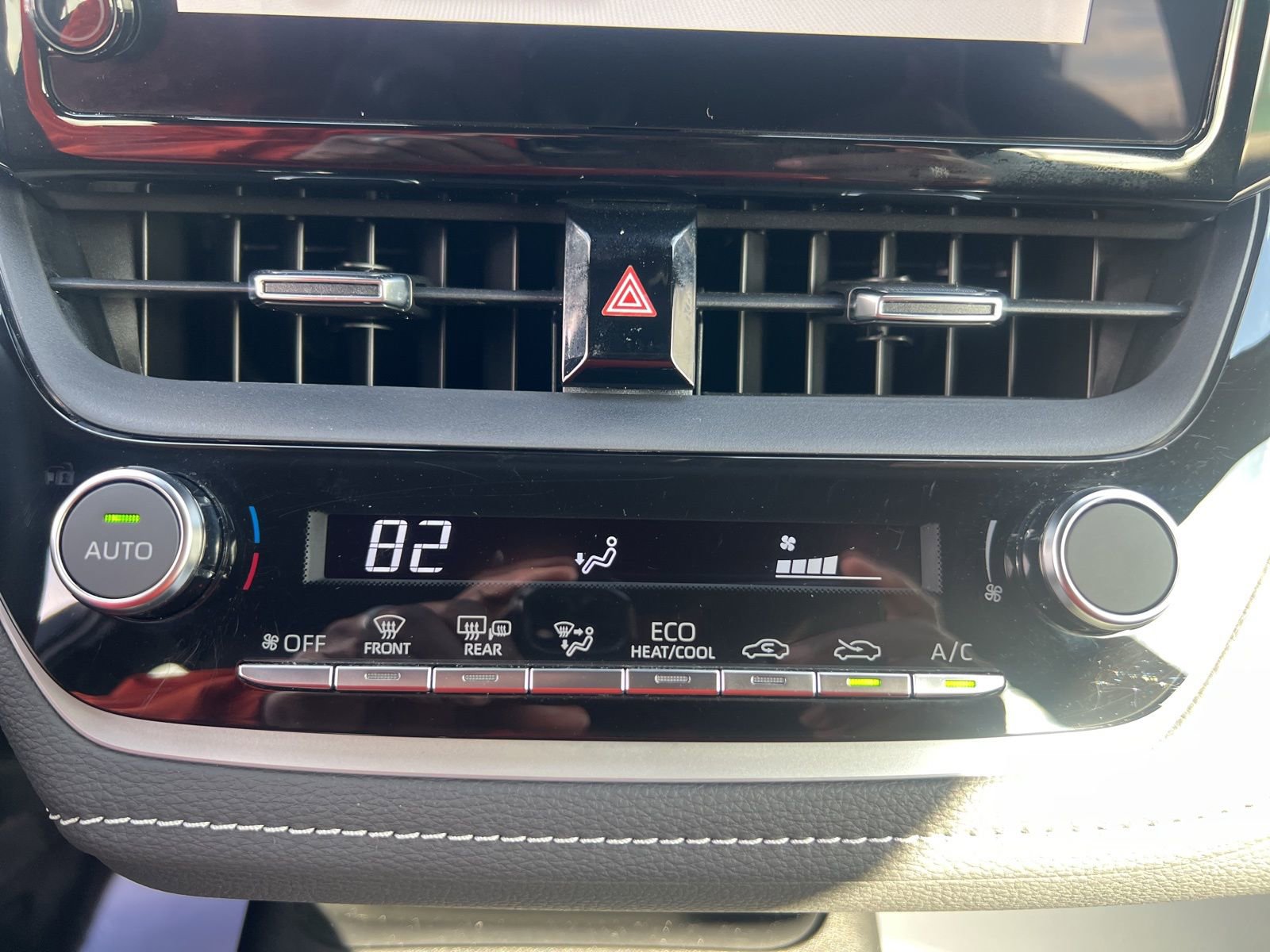 Used 2023 Toyota Corolla SE w/ SE Premium Package image 17