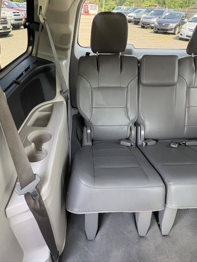 Used 2013 Volkswagen Routan SEL Premium FWD image 18
