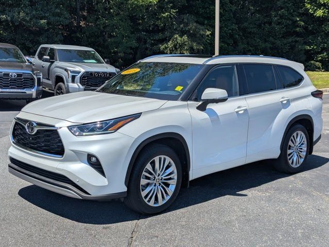 Used 2025 Toyota Highlander Platinum AWD/4WD image 3