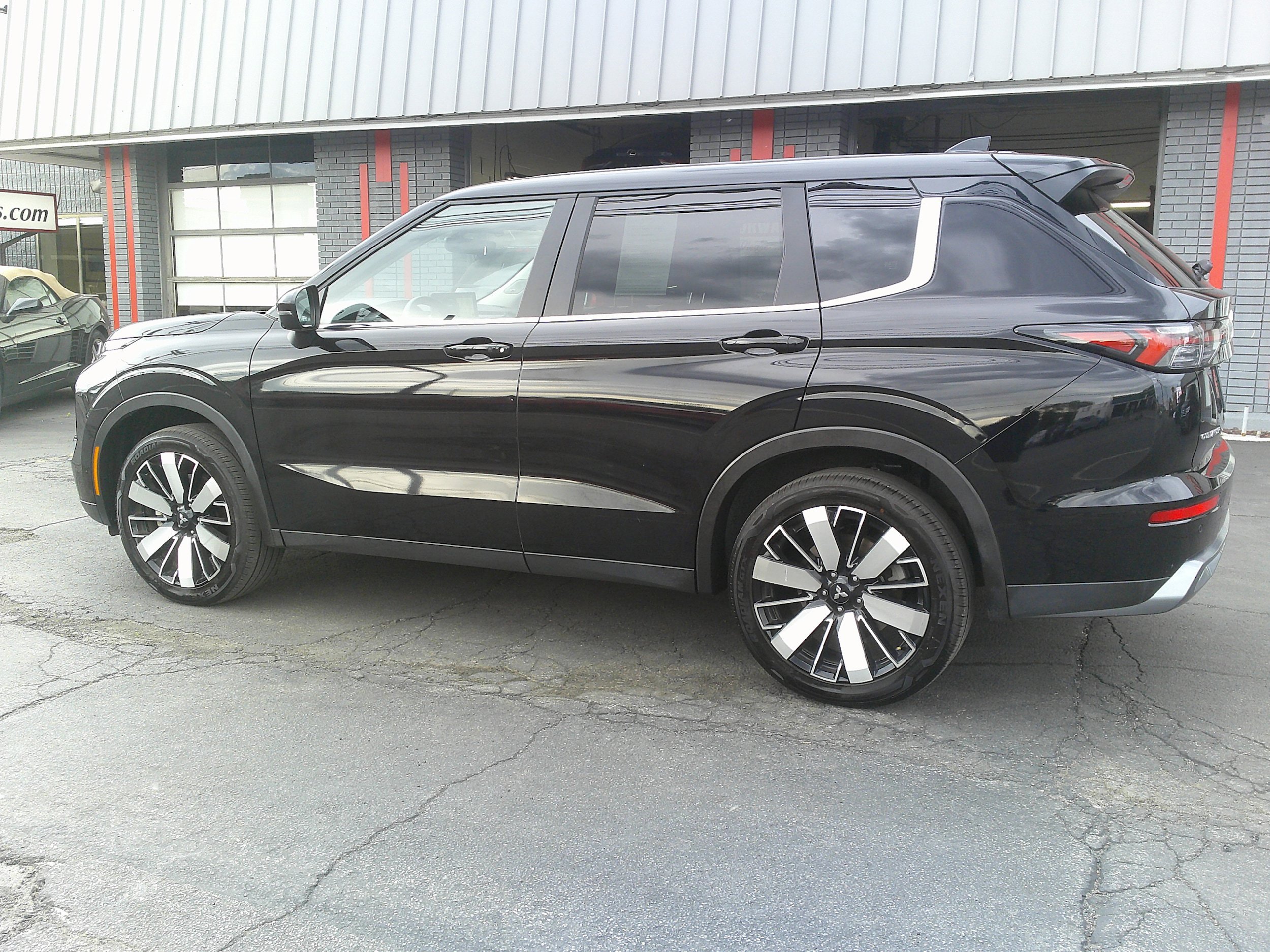 Used 2025 Mitsubishi Outlander AWD image 15